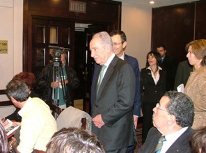 L’arrivo di Shimon Peres in sala